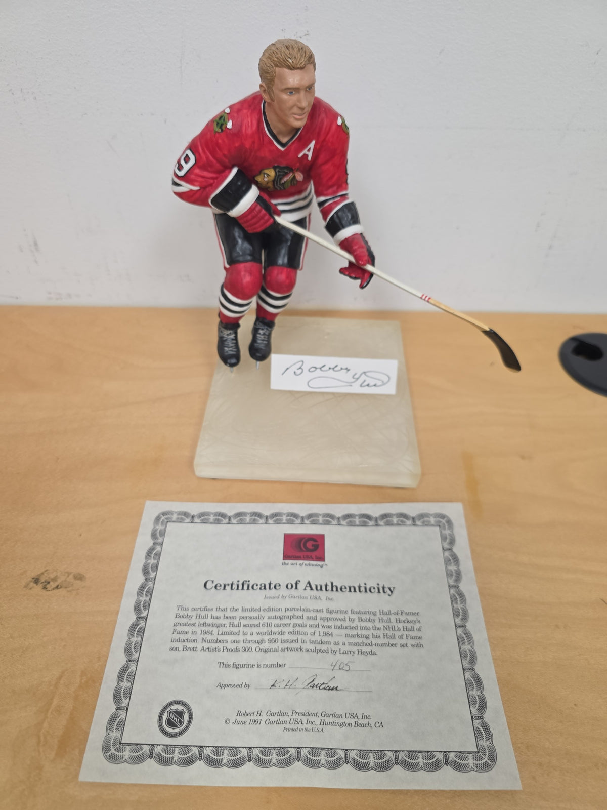 Lake Country Cards limited edition Bobby Hull porcelain hockey figurine with signed base and certificate of authenticity