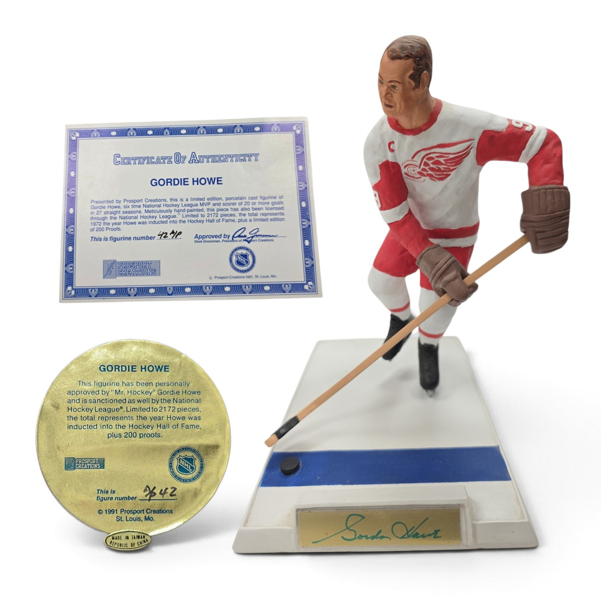Lake Country Cards limited edition Gordie Howe porcelain Detroit Red Wings figurine with certificate and medallion